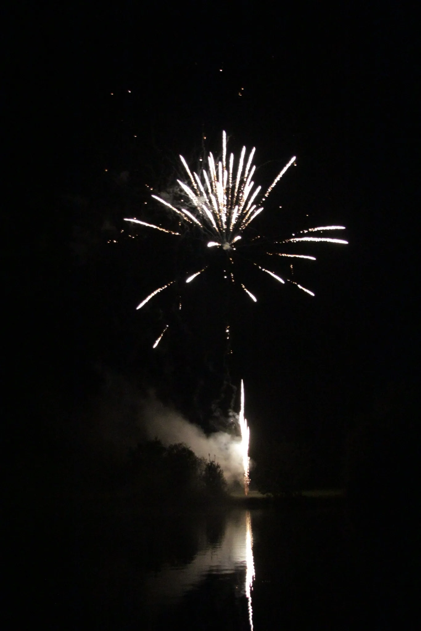 Feu d'artifice au Festi'Biot 2023 au-dessus de la Charente