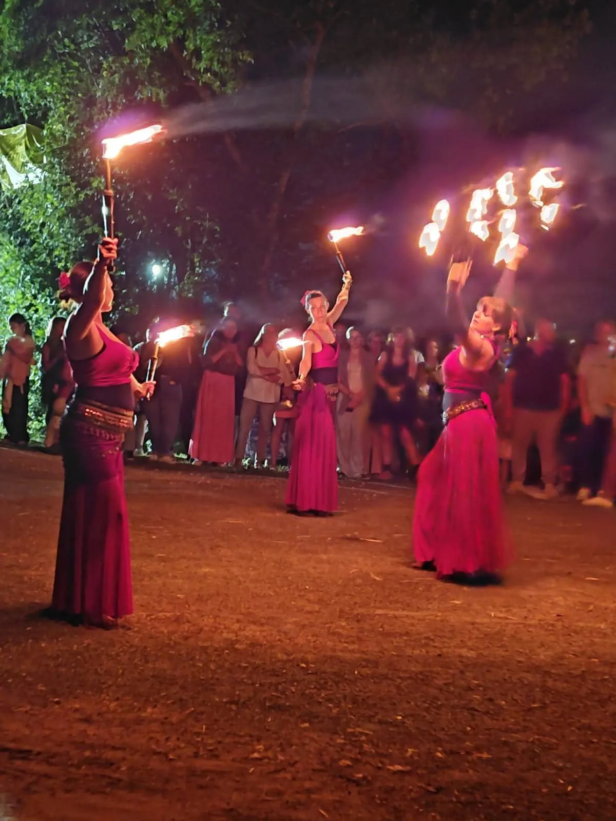 Clarinettiste des Treizeurs du Mat' jouant sur les épaules au milieu du public - Festi'Biot 2025