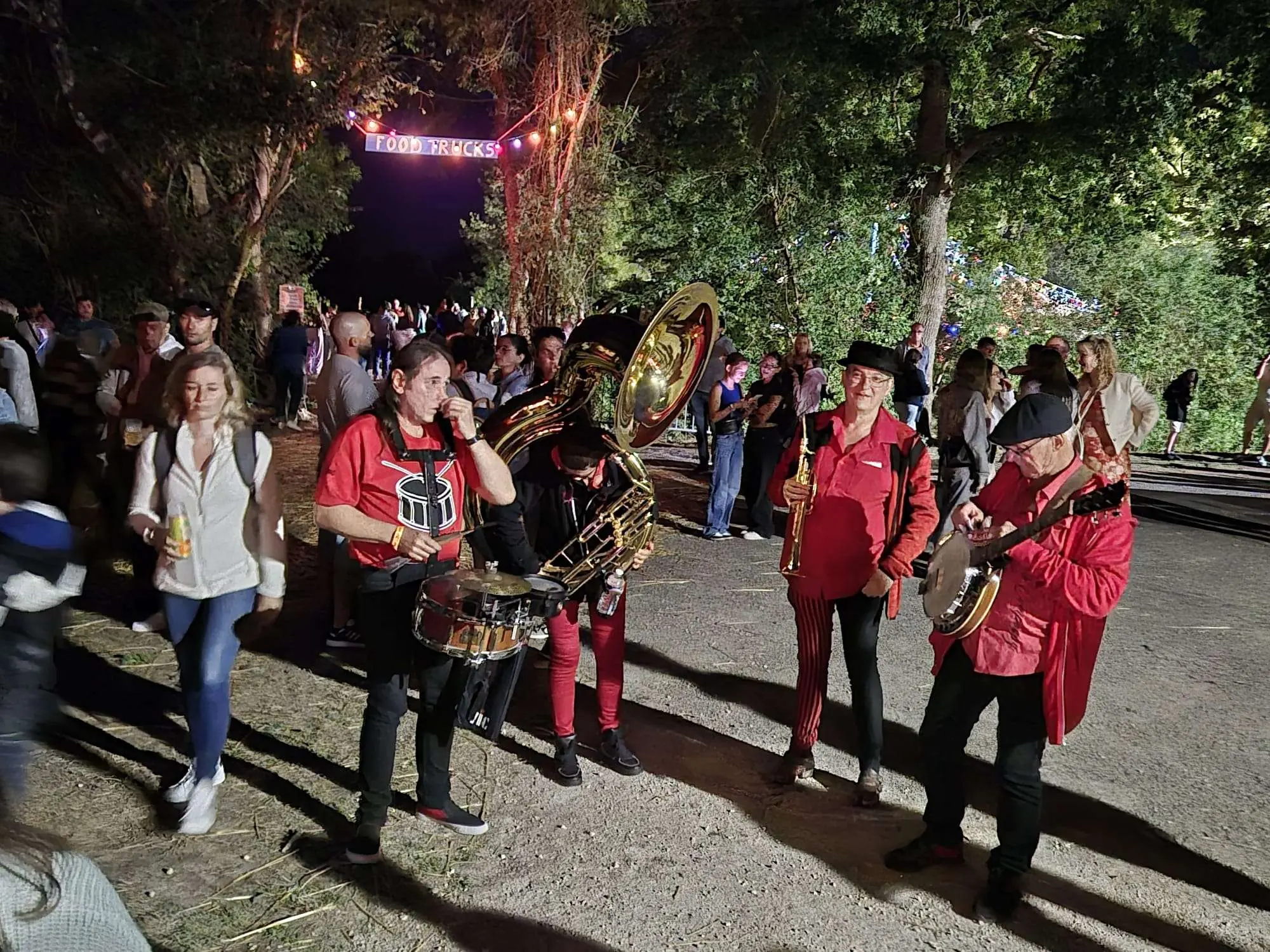 Fanfare déambulatoire devant les food trucks - Festi'Biot 2025