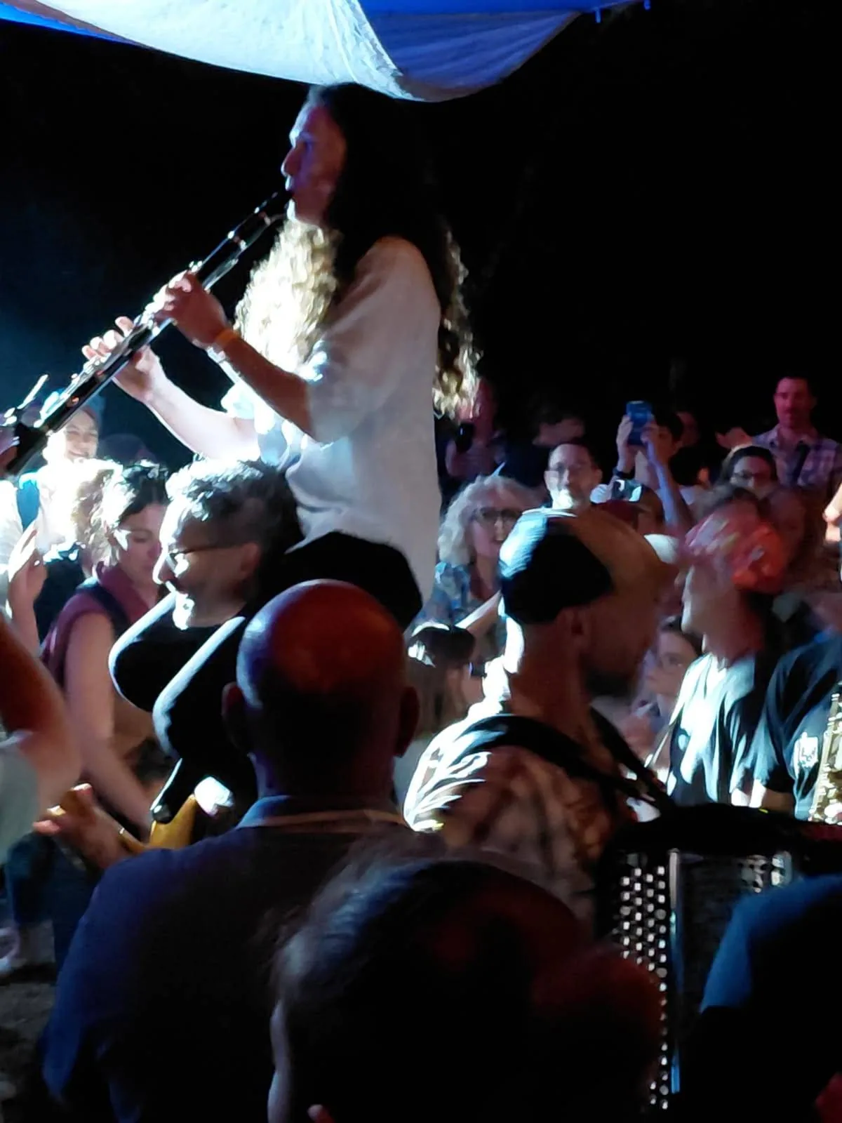 Concert sur scène avec accordéon, saxo et clarinette - Festi'Biot 2025