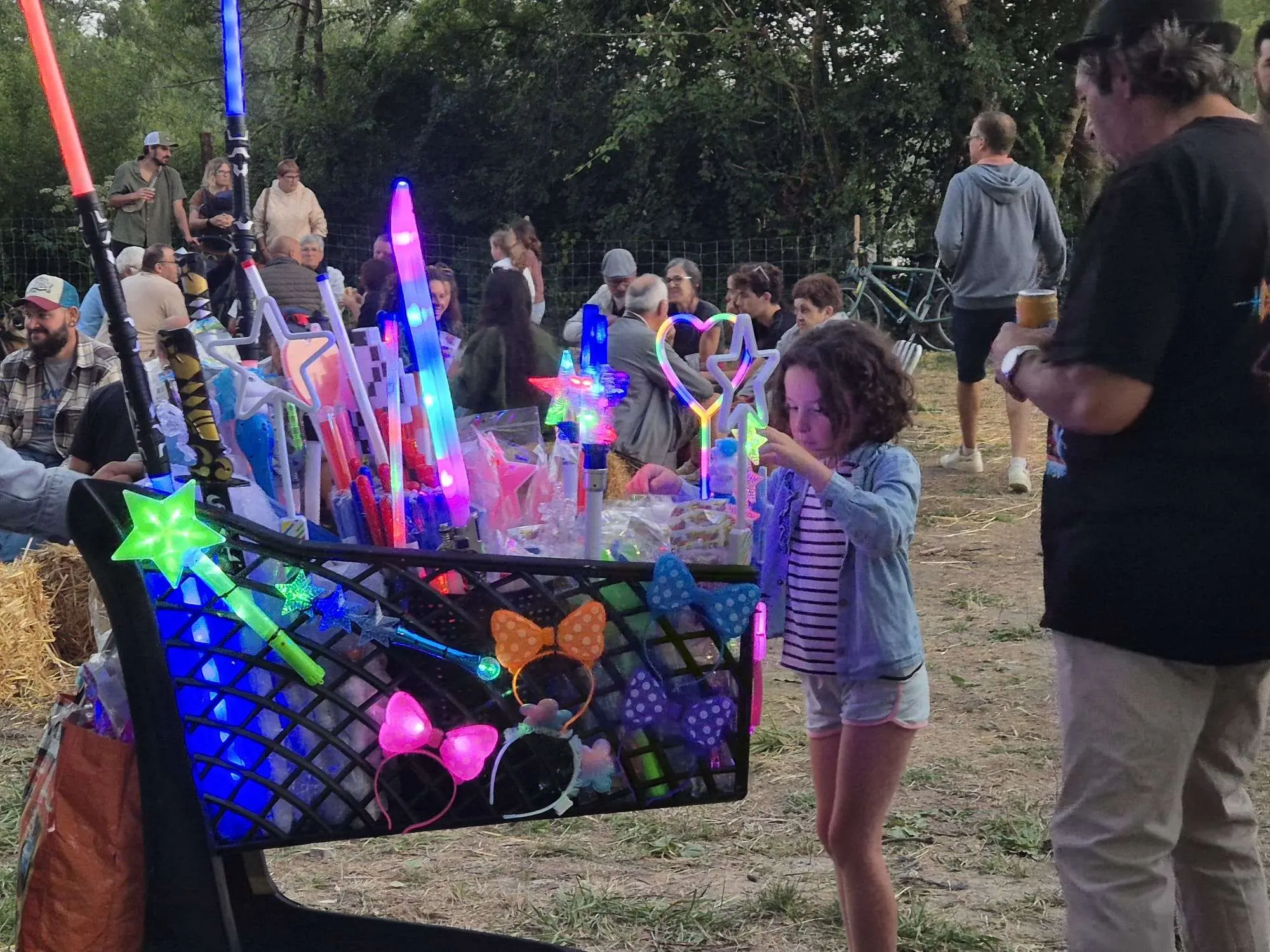 Groupe rock sur la scène en plein jour - Festi'Biot 2025